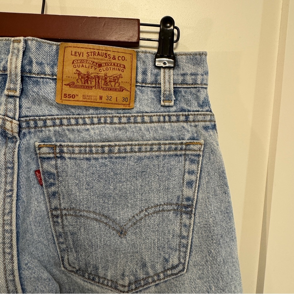 Vintage Levi’s Women’s Blue Jeans High-rise, Tapered Leg - Picture 4 of 8